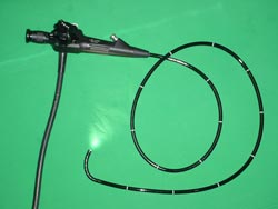 Et fleksibelt sigmoideoskop anvendes til sigmoideoskopi