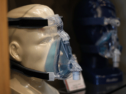 Her ses en næsemaske, der bruges ved CPAP (behandling for søvnapnø)