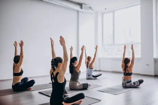 I mange moderne yogaformer arbejdes der med forskellige kropsstillinger og bevægelser